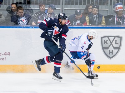 Ivan Švarný z HC Slovan a Taylor Aronson z Lady Togliatti