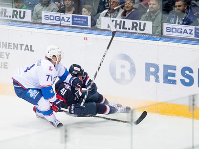 Patrik Lušnák z HC Slovan a Stanislav Bocharov z Lady Togliatti 