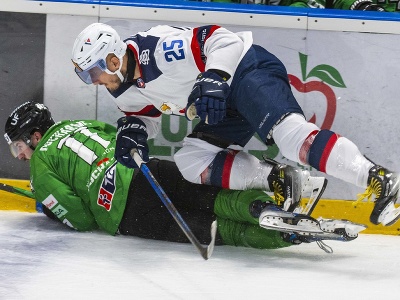 Zľava Justin Ducharme (Nové Zámky) a Radovan Puliš (Slovan) v tvrdom súboji pri mantineli