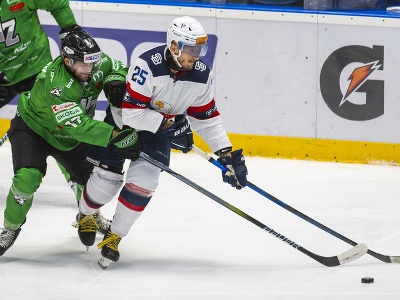 Zľava Martin Semaňák (Nové Zámky) a Radovan Puliš (Slovan) v súboji o puk