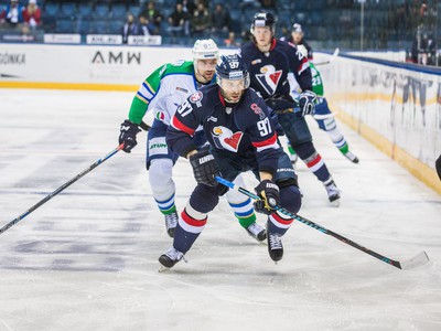 Tomáš Starosta z HC Slovan Bratislava a Jevgenij Korotkov zo Salavat Julajev Ufa