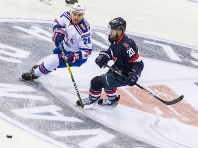 Jeff Taffe z HC Slovan Bratislava a Andrej Zubarev z SKA Petrohrad