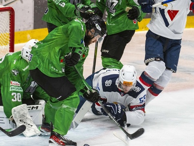 Zľava brankár Jason Grande, Michal Roman (obidvaja Nové Zámky) a Timotej Šille (Slovan) počas zápasu