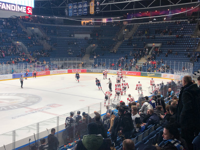 Hokejisti Prešova sa radujú z výhry po záverečnom klaksóne na ľade bratislavského Slovana