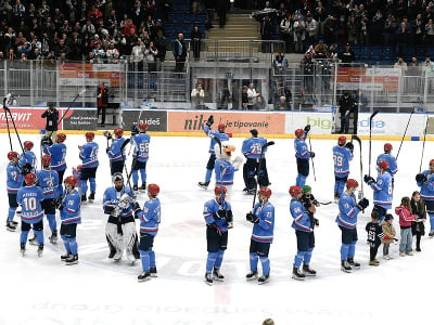 Hokejisti HC Slovan Bratislava ďakujú fanúšikom po víťazstve 5:2 nad Liptovským Mikulášom v zápase 50. kola hokejovej Tipos extraligy