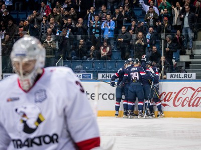 Hráči HC Slovan Bratislava (vpravo) počas zápasu KHL medzi HC Slovan Bratislava a Traktor Čeljabinsk