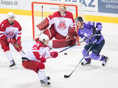 Herná situácia pred ruskou bránkou počas zápasu Kontinentálnej hokejovej ligy (KHL) medzi HC Slovan Bratislava - Viťaz Podoľsk