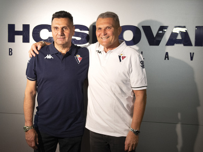 Na snímke zľava nový tréner HC Slovan Bratislava Vladimír Růžička a dočasne nový športový riaditeľ Rostislav Dočekal
