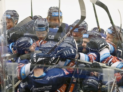 Hokejisti Vítkovíc oslavujú víťazný