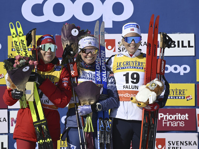 Americká bežkyňa na lyžiach Jessica Digginsová sa raduje na pódiu z víťazstva v pretekoch na 20 km voľnou technikou na podujatí Svetového pohára vo švédskom Falune. Na druhom mieste skončila Nórka Heidi Wengová (vľavo) a tretia Švédka Frida Karlssonová (vpravo).