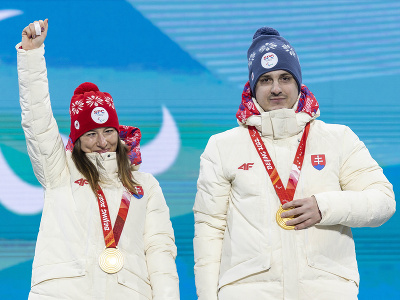 Slovenská zjazdová lyžiarka Henrieta Farkašová a jej navádzač Martin Motyka, ktorí získali zlatú medailu v disciplíne paraalpské lyžovanie žien počas medailového ceremoniálu v rámci XIII. zimných paralympijských hier 2022 v Pekingu. 