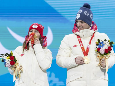 Slovenská zjazdová lyžiarka Henrieta Farkašová a jej navádzač Martin Motyka, ktorí získali zlatú medailu v disciplíne paraalpské lyžovanie žien počas medailového ceremoniálu v rámci XIII. zimných paralympijských hier 2022 v Pekingu. 