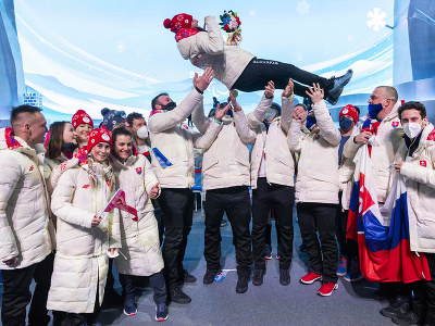 Slovenská zjazdová lyžiarka Henrieta Farkašová (hore), ktorá získala zlatú medailu v disciplíne paraalpské lyžovanie žien počas medailového ceremoniálu v rámci XIII. zimných paralympijských hier 2022 v Pekingu.