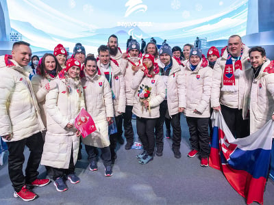: Slovenská zjazdová lyžiarka Henrieta Farkašová a jej navádzač Martin Motyka, ktorí získali zlatú medailu v disciplíne paraalpské lyžovanie žien počas medailového ceremoniálu v rámci XIII. zimných paralympijských hier 2022 v Pekingu.