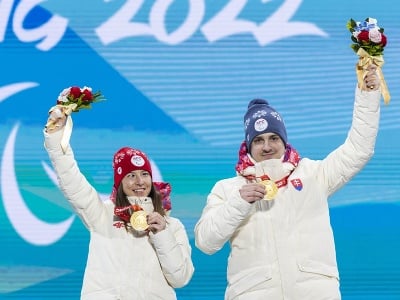 Slovenská reprezentantka v lyžovaní Henrieta Farkašová a navádzač Martin Motyka sa tešia na pódiu zo zisku zlatej medaily