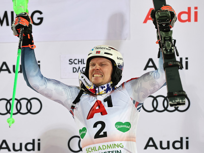 Nór Henrik Kristoffersen oslavuje