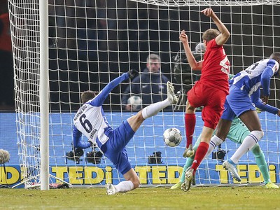 Hráč Bayernu Thomas Müller (uprostred) skóruje do bránky Herthy vo futbalovom zápase nemeckej Bundesligy Hertha BSC Berlín - Bayern Mníchov
