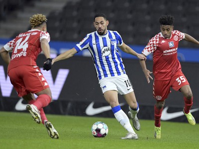 Matheus Cunha kľučkuje medzi dvoma hráčmi Mainzu