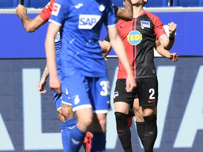 Slovenský hráč Herthy Peter Pekarík (vpravo) oslavuje úvodný gól do bránky Hoffenheimu 