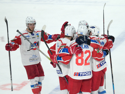 Na snímke hráči Liptovského Mikuláša sa tešia z gólu počas zápasu 42. kola hokejovej Tipos extraligy 