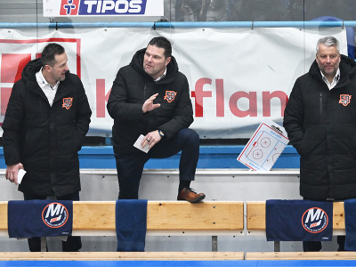 Uprostred tréner Michaloviec Tomasz Valtonen počas zápasu