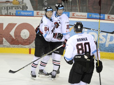 Zľava: Joona Jääskeläinen, Jordan Hickmott a Tomáš Hrnka z HC ´05 iClinic Banská Bystrica sa radujú z gólu 