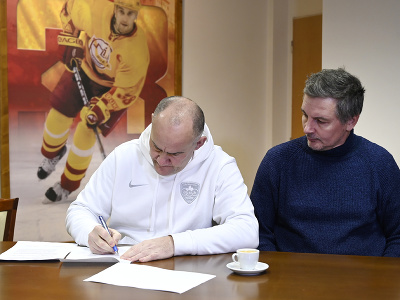 Na snímke zľava predseda predstavenstva HK Dukla Trenčín Miloš Radosa a nový tréner HK Dukla Trenčín Tero Lehterä počas podpisu zmluvy, 8. decembra 2021 v Trenčíne