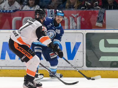 Zľava Branislav Kubka (Michalovce) a Robert Jackson (Nitra)