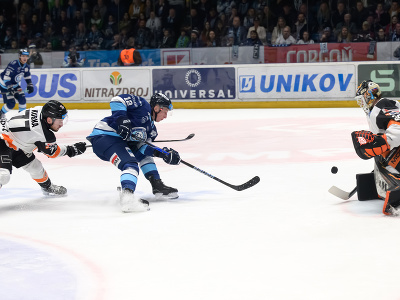 Zľava Branislav Kubka (Michalovce), Josh Passolt (Nitra) a brankár Vladimír Glosár (Michalovce) 