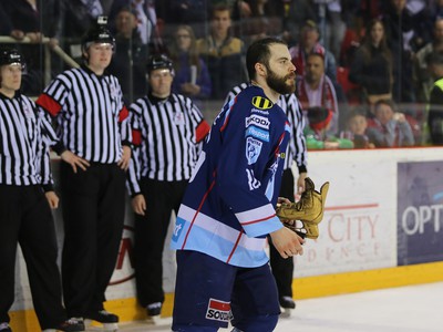 David Laliberté (Nitra) s trofejou pre najužitočnejšieho hráča playoff