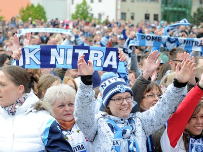 Fanúšikovia hokejového klubu HK Nitra počas osláv majstrovského titulu