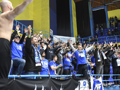 Oslavujúci fanúšikovia Nitry po víťazstve v prvom finálovom zápase na ľade Spišskej Novej Vsi
