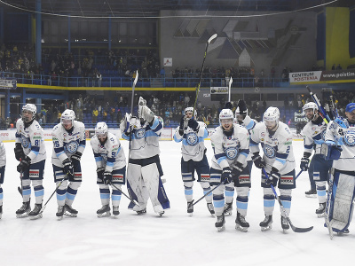 Oslavujúci hráči Nitry po víťazstve v prvom finálovom zápase na ľade Spišskej Novej Vsi