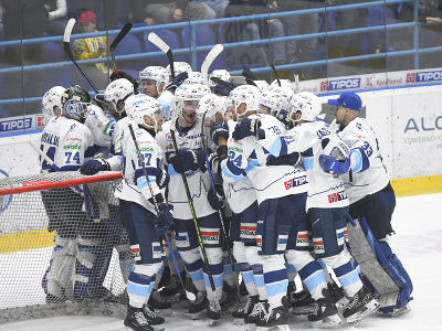 Oslavujúci hráči Nitry po víťazstve v prvom finálovom zápase na ľade Spišskej Novej Vsi