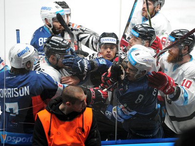 Roztržka medzi hráčmi počas štvrtého finálového zápasu play-off hokejovej Tipsport ligy 2018/2019 medzi HK Nitra - HC ‘05 iClinic Banská Bystrica