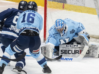 Sprava Jonáš Peterek (Slovan), Marko Stacha a brankár Dylan Ferguson (obaja Nitra)