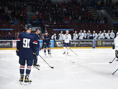 Atmosféra počas protestného búchania hokejok o ľadovú plochu pred začatím hokejového zápasu