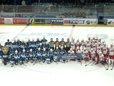 Na snímke hráči Nitry (modré dresy) a Liptovského Mikuláša podporili akciu 