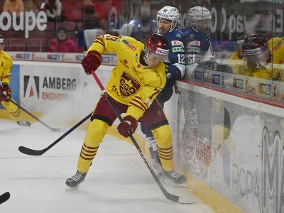 Vľavo hráč Trenčína Michal Laurenčík a hráč Nitry Mark Auk v súboji o puk