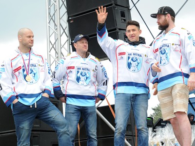 Zľava: Radoslav Macík, Dušan Milo, Judd Blackwater a Jamie Milam z HK Nitra počas osláv majstrovského titulu 