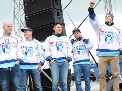 Zľava: Radoslav Macík, Dušan Milo, Judd Blackwater, Filip Bajtek a David Laliberté z HK Nitra počas osláv majstrovského titulu