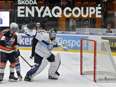 Fínsky brankár Sami Aittokallio (Nitra) inkasuje úvodný gól