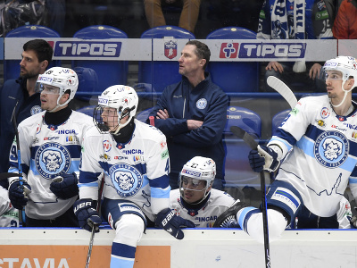 Tréner Antonín Stavjaňa na lavičke HK Nitra