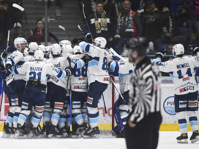Na snímke radosť hráčov Nitry po víťazstve v druhom finálovom zápase play-off hokejovej Tipos extraligy