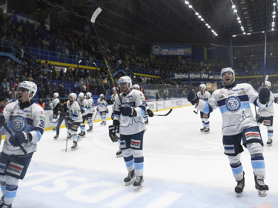 Na snímke radosť hráčov Nitry po víťazstve v druhom finálovom zápase play-off hokejovej Tipos extraligy