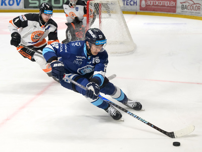 Zľava Kristofers Bundulis (Michalovce) a Sebastian Čederle (Nitra) v súboji o puk
