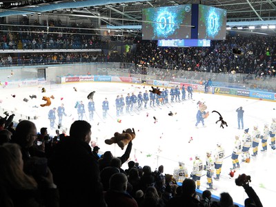 Hračky od fanúšikov na ľadovej ploche určené pre deti v detskom domove pred súbojom Nitry s MAC Újbuda
