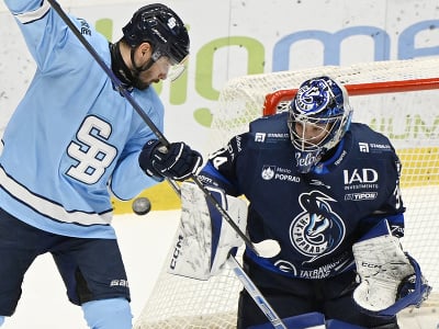 Vľavo Radovan Bondra (Slovan)