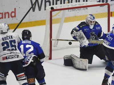 Vpravo brankár Ádam Vay (HK Poprad), vľavo Samuel Buček (HK Nitra)