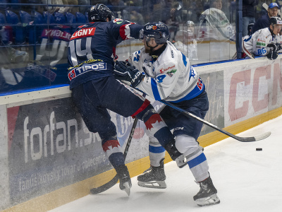 Zľava Jimmy Oligny (Zvolen) a Aurel Nauš (Poprad) v súboji pri mantineli